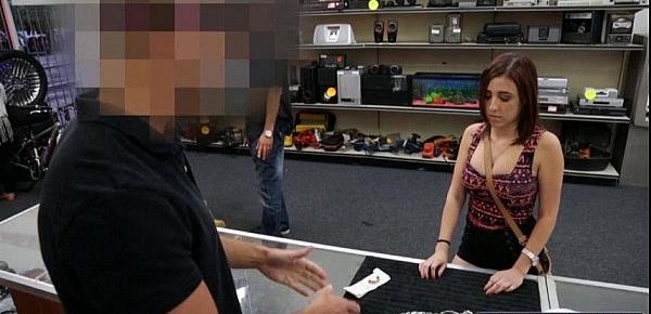  Hot chick buys pawned chain n sucks dick